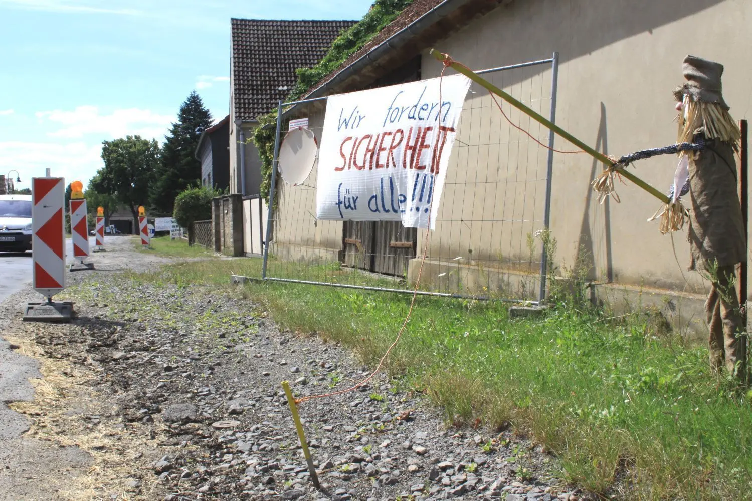 Die Landesstraße L 42 im Bereich der Ortsdurchfahrt Herzberg in der Gemeinde Rietz-Neuendorf ist eine Katastrophe. Die Anwohner machen mit Schildern auf die Missstände aufmerksam, selbst demonstriert haben sie schon. Nun scheint sich eine Lösung abzuzeichnen.