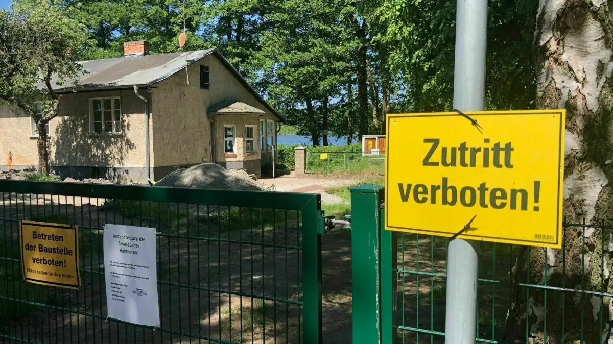 Wasserratten, die sich im Rahmersee in Zühlsdorf abkühlen wollen, müssen Geduld haben. Das Strandbad mit Ostalgie-Charme ist derzeit wegen Bauarbeiten geschlossen.
Wasserratten, die sich im Rahmersee in Zühlsdorf abkühlen wollen, müssen Geduld haben. Das Strandbad mit Ostalgie-Charme ist derzeit wegen Bauarbeiten geschlossen.