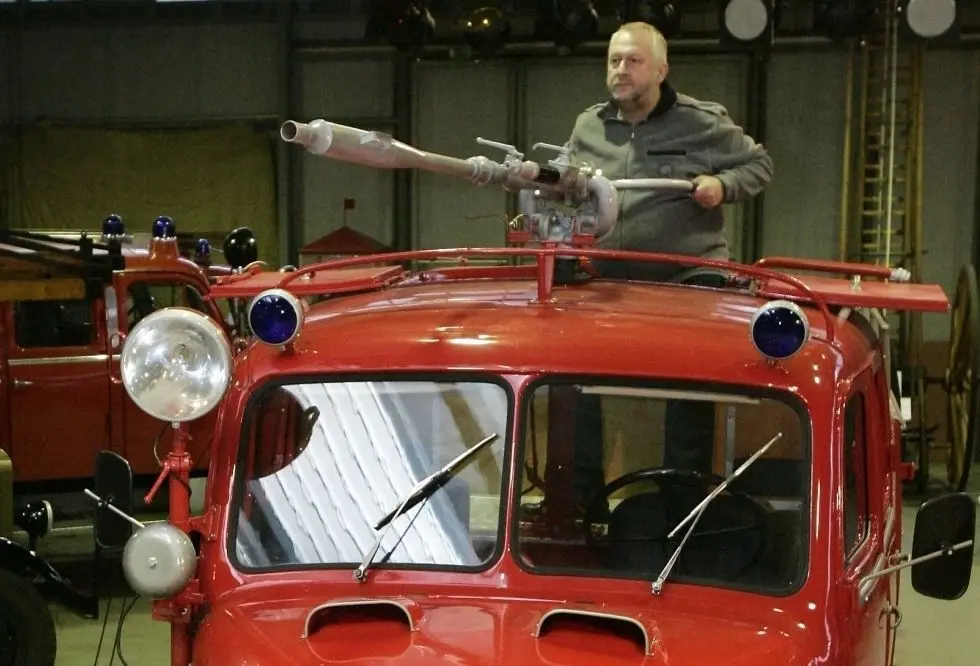 Das letzte seiner Art: der Magirus Deutz, hier 2012 mit Jürgen Preuß, im Feuerwehr- und Technikmuseum Eisenhüttenstadt