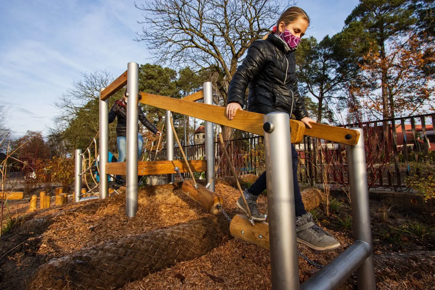 Schülerinnen und Schüler der Ahorn Grundschule in Hohen Neuendorf erkunden ihren neuen Kletterparcours.