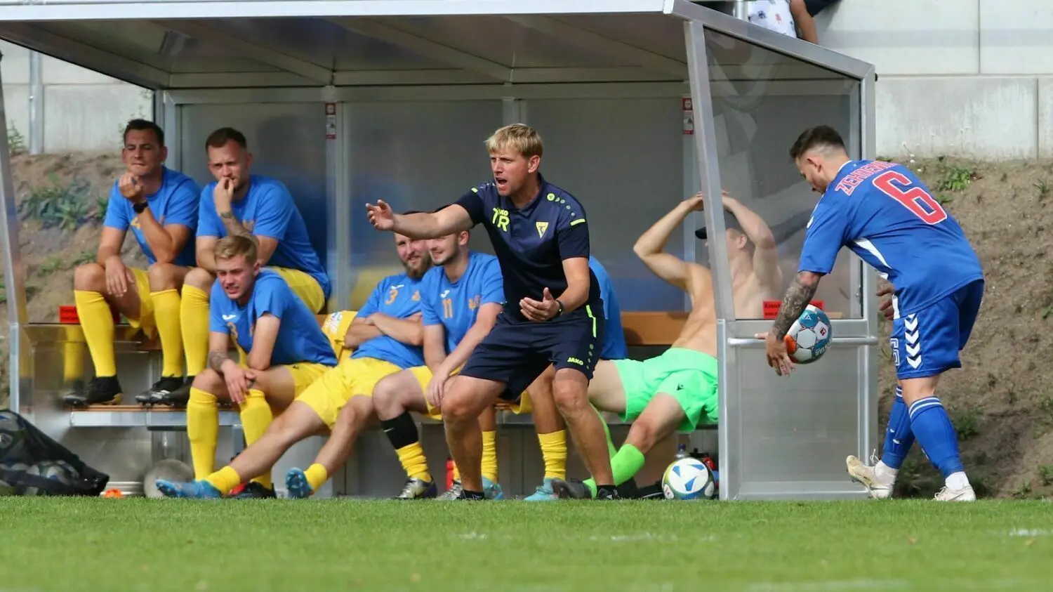 Riesenerfolg für Templin: Trainer Mario Hopp (Mitte) organisierte seine Mannschaft aus der Landesliga so gut, dass dem SV Zehdenick (Brandenburgliga) nichts einfiel, um die Hopp-Elf vor ernsthafte Probleme zu stellen. In der Verlängerung fiel der einzige Treffer im 32. Spiel der ersten Runde. In der zweiten Runde geht es zum Vorjahres-Rivalen.