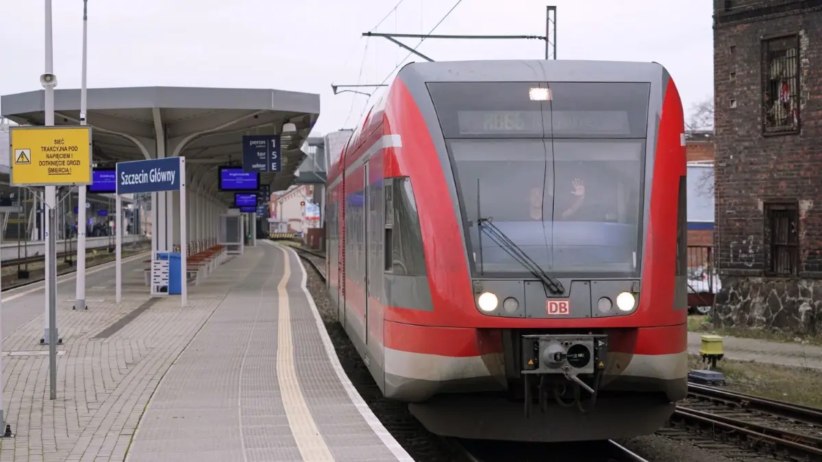 Noch verkehren Dieseltriebwagen auf der Linie RB 66 zwischen Angermünde und dem Stettiner Hauptbahnhof (Foto). Damit ab Ende 2025 wie geplant Elektroloks fahren können, müssen die Verträge noch geschlossen werden.
Noch verkehren Dieseltriebwagen auf der Linie RB 66 zwischen Angermünde und dem Stettiner Hauptbahnhof (Foto). Damit ab Ende 2025wie geplant Elektroloks fahren können, müssen die Verträge noch geschlossen werden.
