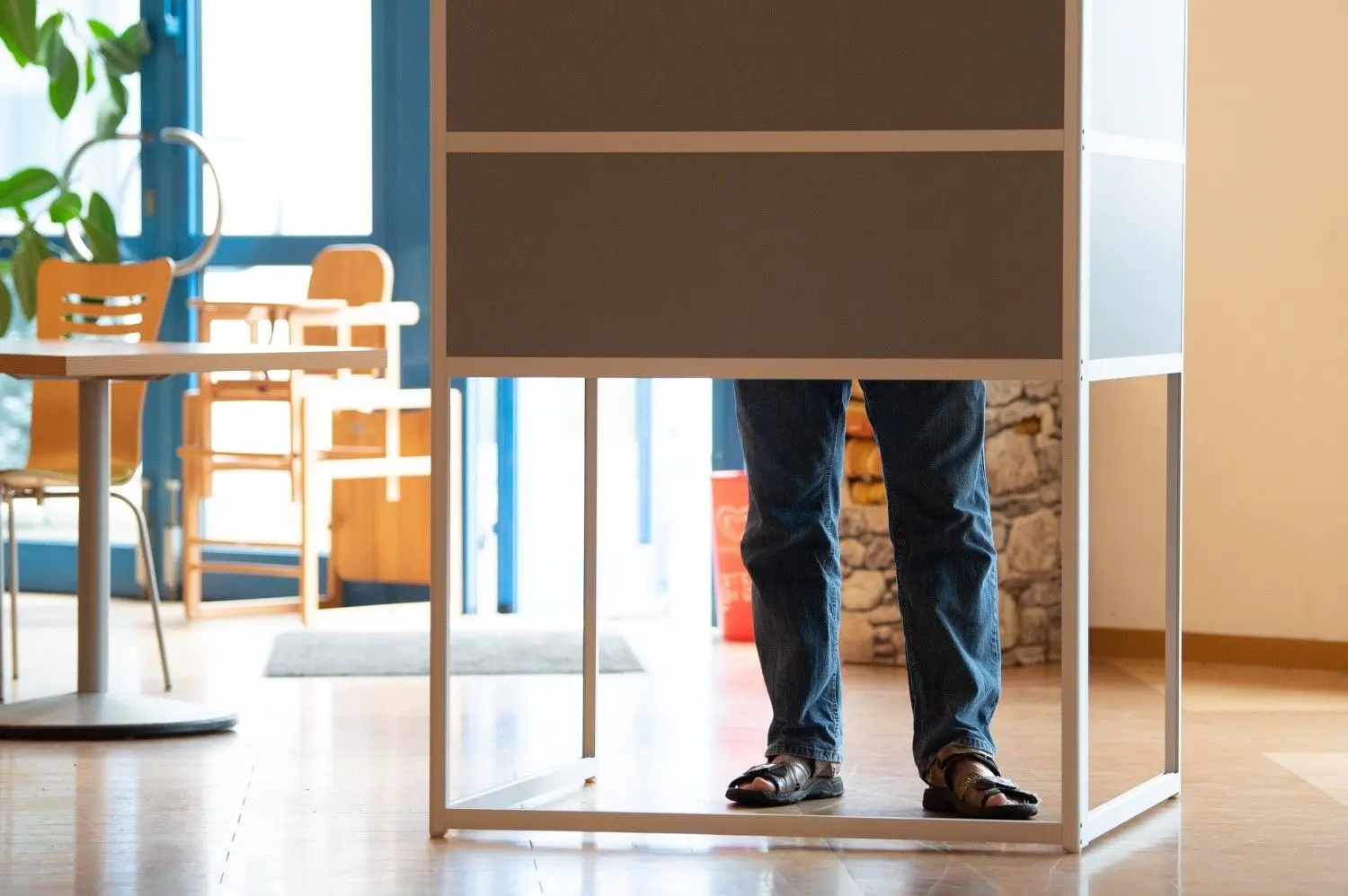 Ein Wähler steht bei der Stimmabgabe in einem Magdeburger Wahllokal in einer Wahlkabine. Die Wahl zum neuen Landtag in Sachsen-Anhalt ist die letzte Landtagswahl vor der Bundestagswahl im September 2021.