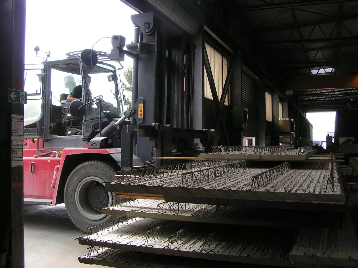 Mehr als 400.000 Quadratmeter Betondecken können im Fehrbelliner Werk jährlich produziert werden.