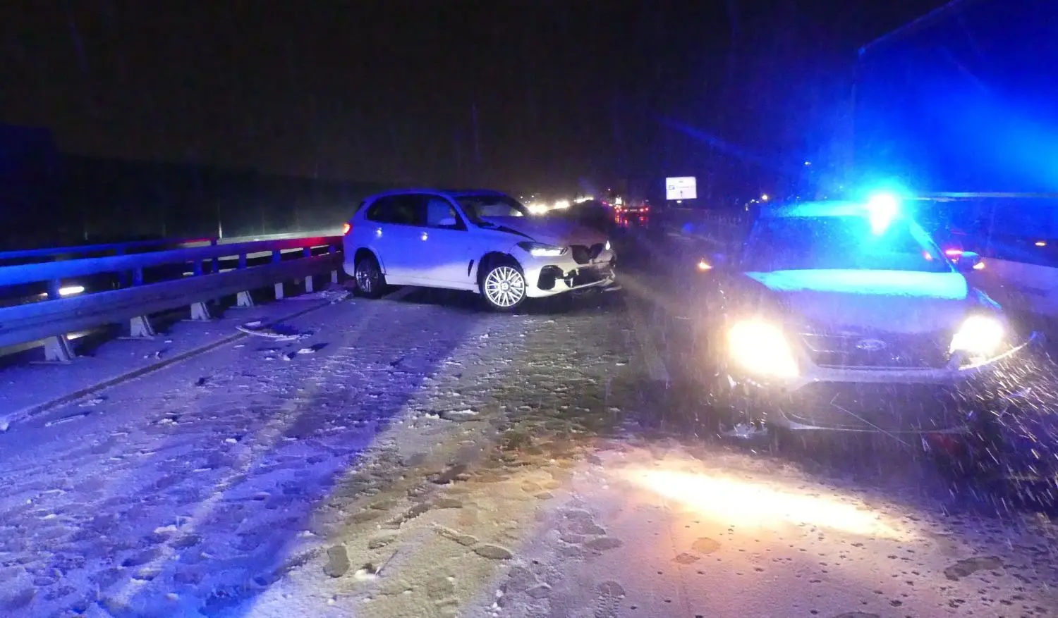 Crash zwischen gestohlenem BMW X5 (links) und einem zivilen Polizeifahrzeug: Auf der Flucht sorgten die Diebe für einen Unfall.