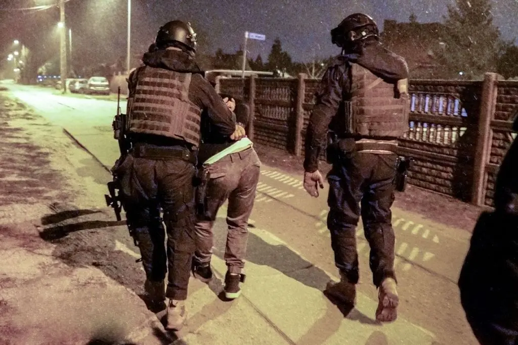 Nächtliche Verhaftung: Polnische Polizisten nahmen in Küstrin und Dabroszyn vier vermeintliche Dealer fest.