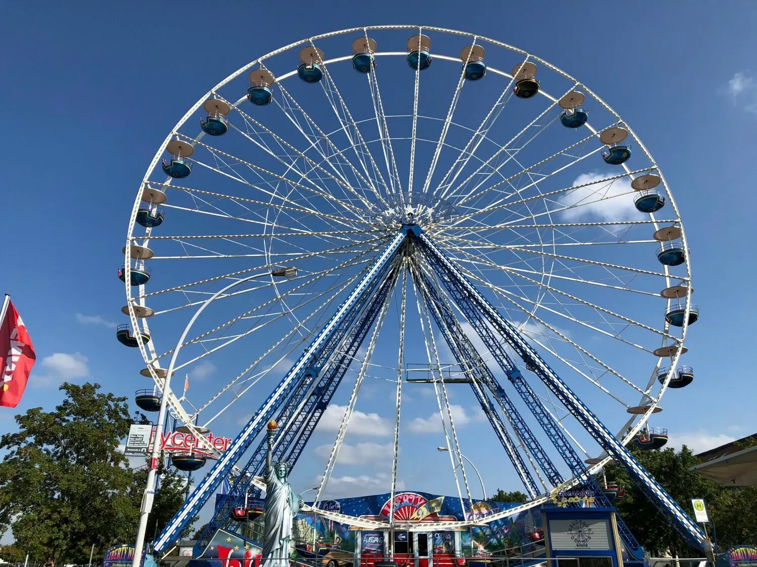 Das Riesenrad in der Beeskower Straße in Eisenhüttenstadt ist 38 Meter hoch, hat 26 Gondeln und wiegt 125 Tonnen.
