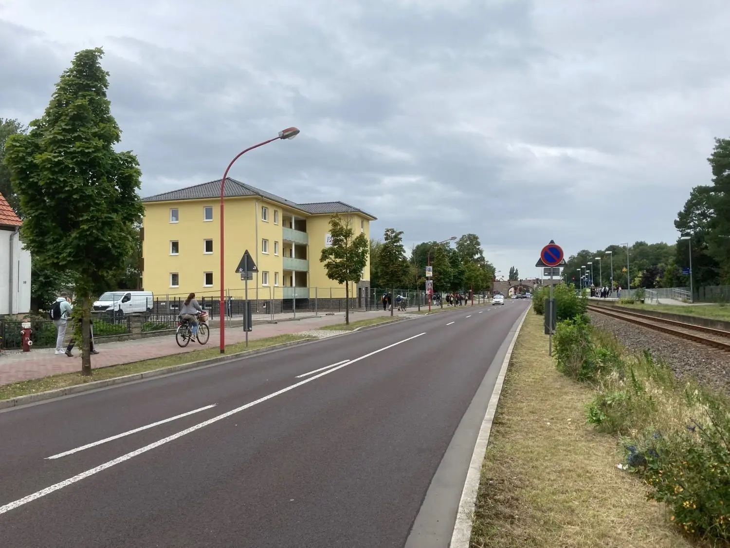 Die B102 wird in diesem Bereich zur Heinrich-Heine-Straße. Links ist das neue PWG-Wohnhaus mit der Hausnummer 37 zu sehen. Vom Rück- bis zum Neubau vollzog sich hier ein Stück Stadtumbau entsprechend der kommunalen Strategie bis 2030.