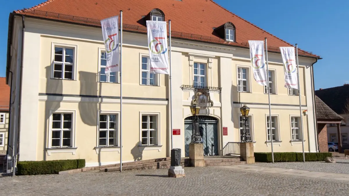 Mit wehenden Fahnen in die Zukunft? Dafür gibt es Rathaus der Stadt Angermünde noch viel zu tun.
Angermünde, 25.03.2020: Rathaus der Stadt Angermünde