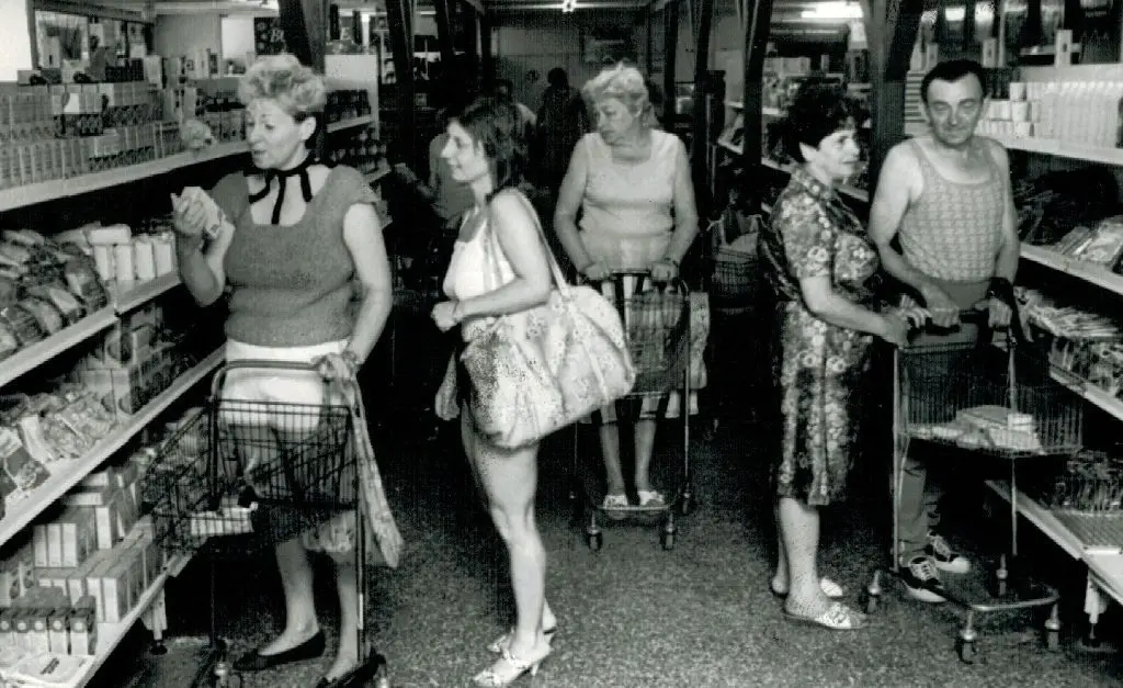 Einkaufen in der Kaufhalle am Helenesee, 7. Juli 1986. Die Auswahl entsprach nicht immer den Wünschen der Kunden.