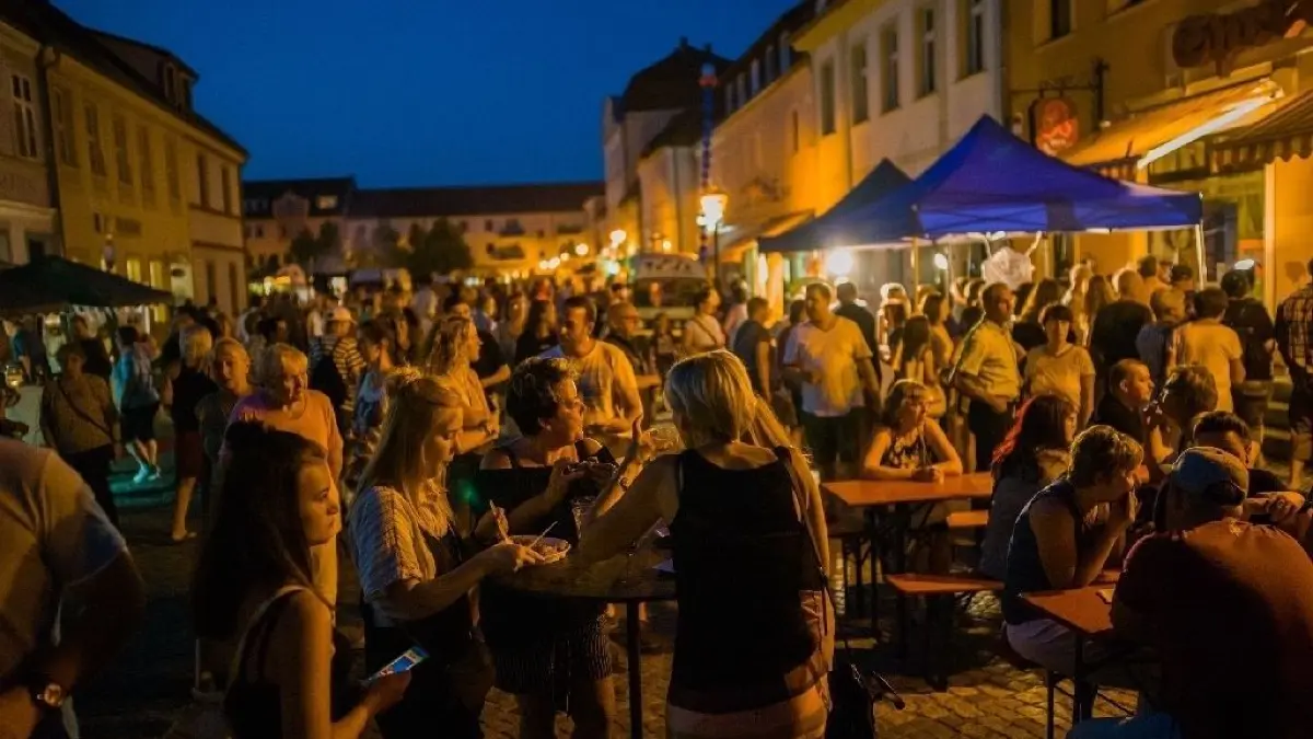 Zur Langen Nacht war die ganze Beeskower Innenstadt voller Menschen. Überall wurde ausgelassen gefeiert.
Das war die Lange Nacht in Beeskow