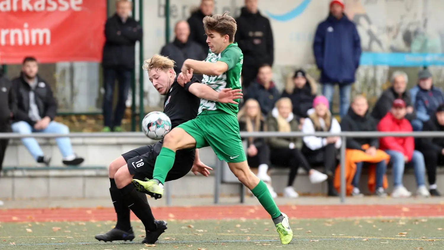 Starker Zweikampf: Bernaus Tom Stedtler (rechts) gegen TuS-Spieler Leon Weigt.