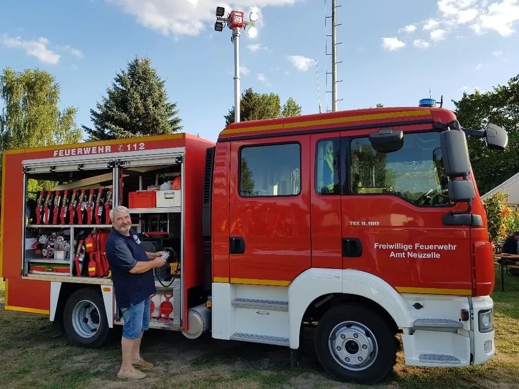 Scheinwerfer an! Maschinist Peter Chvosta fährt den LED-Teleskopmast aus.