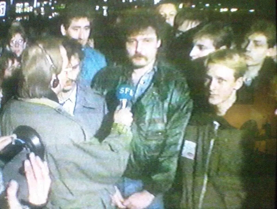 Mauerfall hautnah erlebt: Der DDR-Bürger Andreas Batke (r.) wird für den ARD-Brennpunkt im November 1989 an der Gedächtniskirche als 14-Jähriger interviewt. Heute engagiert er sich im Ortsbeirat seines Heimatortes Klein Schauen.
