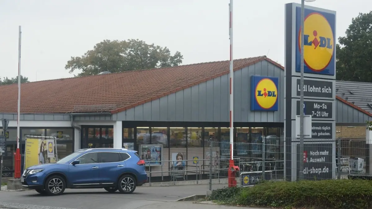 Mit seinen Aus- und Neubauplänen für die Filiale in der Birkholzer Straße in Panketal auf massive Kritik gestoßen. Dabei hatte sich das Unternehmen für den Standort einiges überlegt.
LIDL in Zepernick. am 19.10.2023