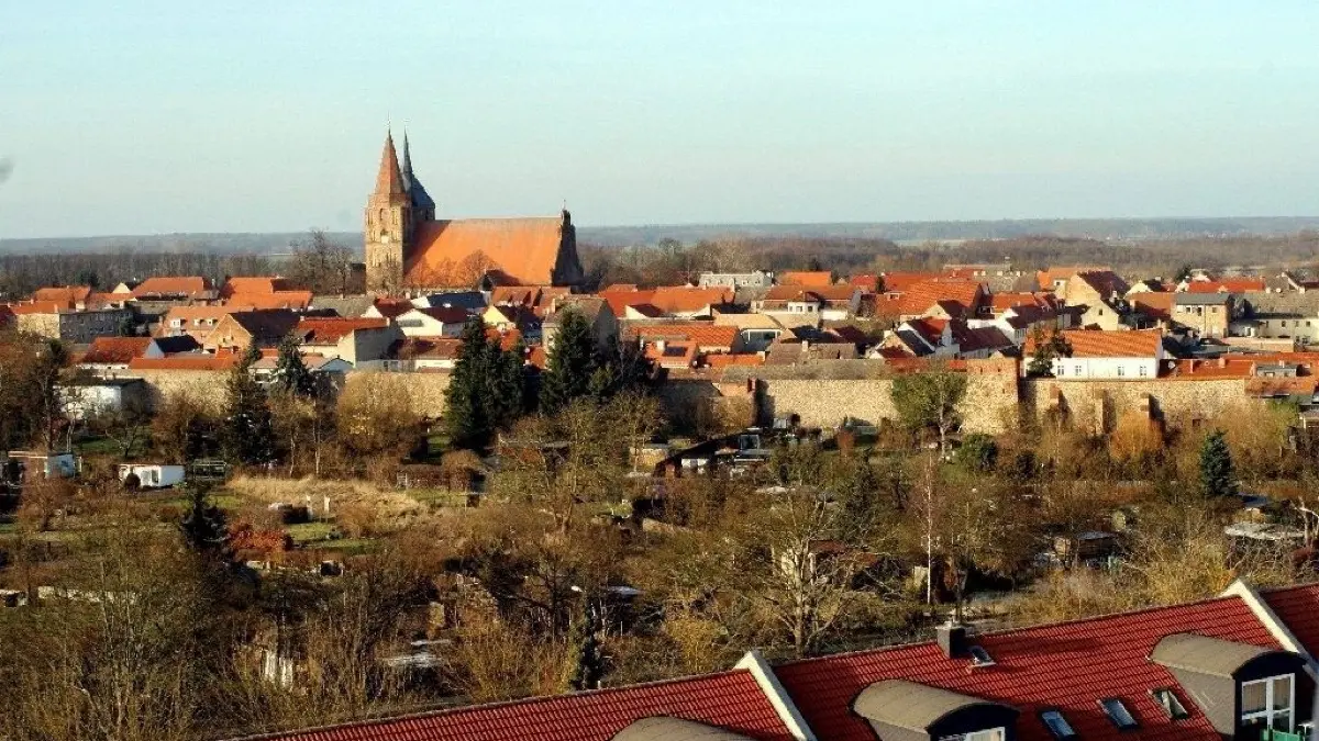 Blick auf die Granseer Altstadt: Die Einwohnerzahl in der Ackerbürgerstadt stieg im Vorjahr wieder an. Neue Wohngebiete entstehen vor allem am Stadtrand. Aktuell wird die Siedlung Am Stadtwald erweitert.
Gransee von oben mo