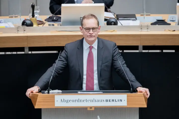 Müller will keine Corona-Notbremse ziehen - schnellere Impfung für Jüngere