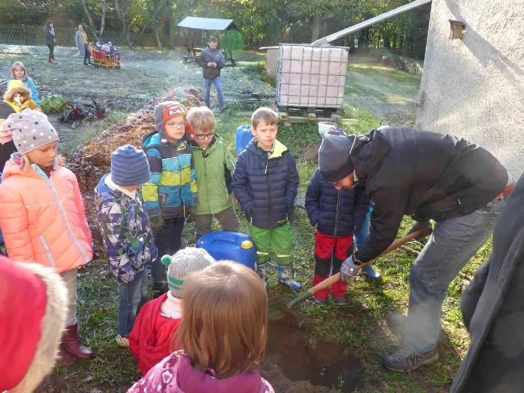 Die Obstbäume wurden unter strenger Beobachtung in die Erde gebracht.