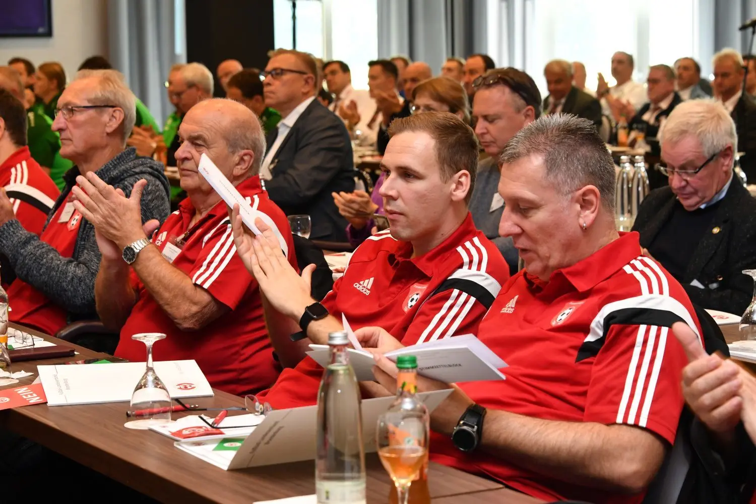 Beim 9. Ordentlichen Verbandstag des Fußball-Landesverbandes Brandenburg in Blankenfelde-Mahlow wählten die Delegierten einen neuen Vorstand und beschlossen Änderungen in der Spielordnung. Die Energie-Krise war in allen Gesprächen aber das vorherrschende Thema.