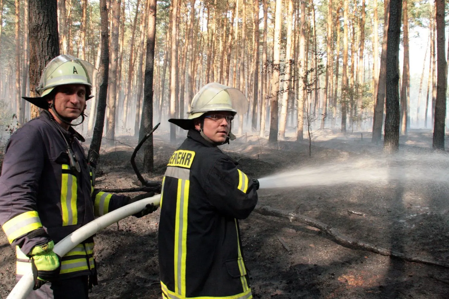 Auch für eine zunehmende Zahl von Waldbränden (auf diesem Archivbild im August 2018 zwischen Werder und Bungalowsiedlung Rotes Luch) muss laut Gefahrenabwehrbedarfsplan Vorsorge getroffen werden.