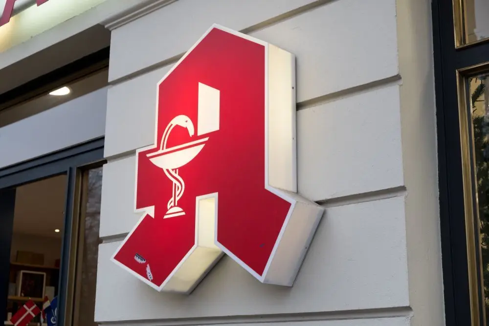 Ein Apothekenschild.