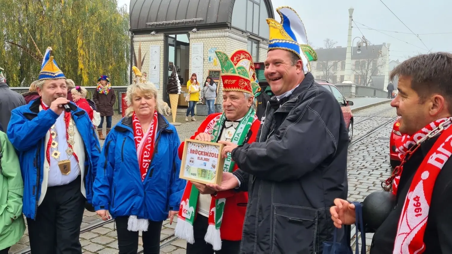 Der obligatorische Brückenzoll zum Überqueren der Jahrtausendbrücke geht an den Landesausschuss für Innere Mission (LAFIM).