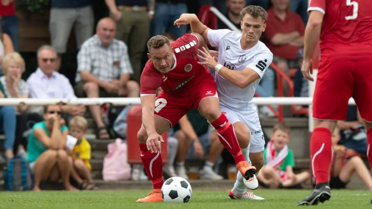 Energie zunächst mit Mühe: Beim Landesligisten Phönix Wildau passte es eine Stunde lang gar nicht beim FC Energie Cottbus. Hier in Aktion – Ronny Brendel (Phönix Wildau/links), Janis Juckel (Energie Cottbus) und Tim Kalmuczak (Phönix Wildau).
Fussball, Herren, Saison 2023/2024, Landespokal Brandenburg (2. Runde), SG Phönix Wildau 95 - FC Energie Cottbus, v. l. Ronny Brendel (Phönix Wildau), Janis Juckel (Energie Cottbus), Tim Kalmuczak (Phönix Wildau), 03.10. 2023, Foto: Sebastian Räppold / Matthias Koch