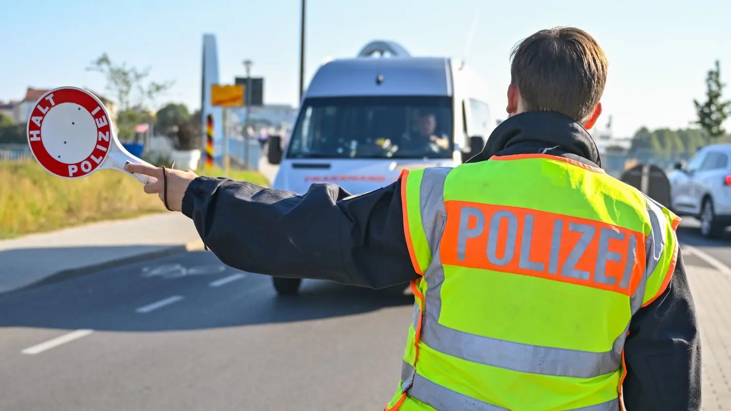 Ein Polizist stoppt den Fahrer eines Kleintransporters am deutsch-polnischen Grenzübergang in Frankfurt (Oder). Das Thema Flüchtlinge ist eines, bei dem Brandenburgs Finanzministerin Katrin Lange die Grünen angreift.