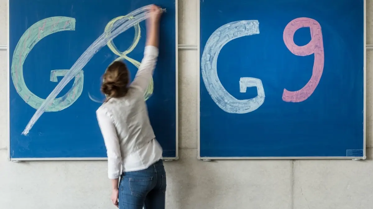 Stockende Initiative: Den Befürwortern einer G-9-Reform fehlen nach eigenen Angaben noch tausende Unterschriften.
Volksbegehren. ILLUSTRATION - Eine Schülerin der Oberstufe streicht an einem Gymnasium den Schriftzug «G8» an einer Tafel durch, daneben lässt sie «G9» unberührt. +++ dpa-Bildfunk +++