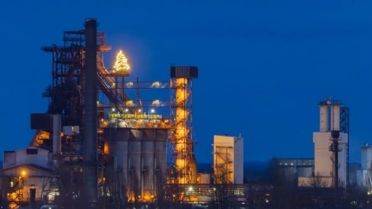 Der Weihnachtsbaum auf dem Hochofen 5A von ArcelorMittal Eisenhüttenstadt im Jahr 2023.
ArcelorMittal Eisenhüttenstadt GmbH - Hochofen 5A im Roheisenwerk mit Weinachtsbaum zur Blauen Stunde
Alle Rechte vorbehalten. Abdruck nur gegen Nennung, Belegexemplare und Honorar.
USt-IdNr. DE192 768 056