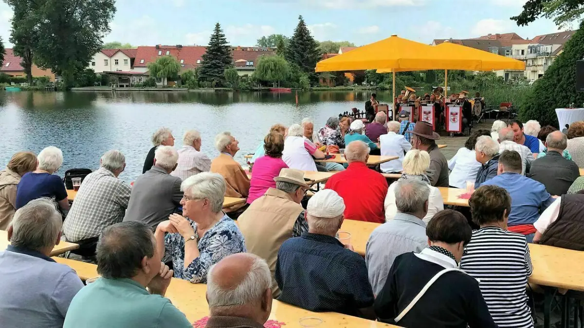 Blasmusik am Seeufer: Der Musikverein Müllrose spielt am Pfingstmontag sein erstes „Müllroser Seekonzert“ auf der Promenade am Großen Müllroser See. (Archivbild)