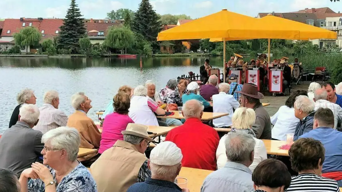 Blasmusik am Seeufer: Der Musikverein Müllrose spielt am Pfingstmontag sein erstes „Müllroser Seekonzert“ auf der Promenade am Großen Müllroser See. (Archivbild)
Müllrose. Seepromenade. Müllroser Seekonzert mit Musikverein Müllrose. 06.06.2022. Foto: Frank Groneberg
Einverständnis für Veröffentlichung wurde mündlich erteilt.