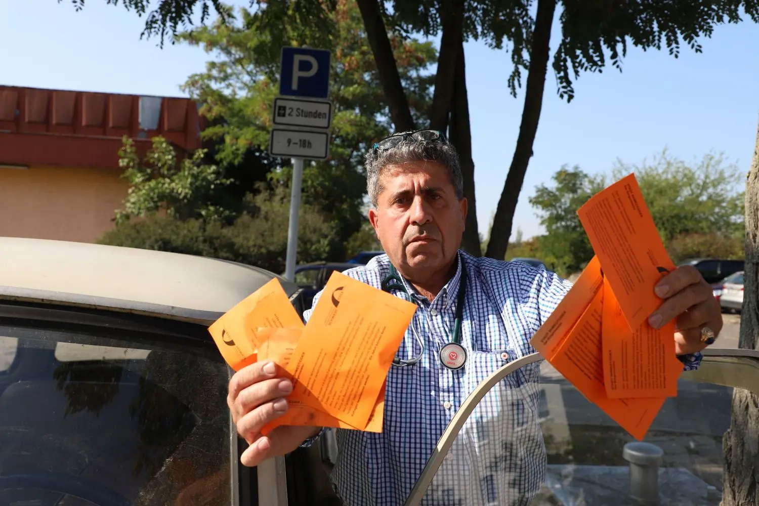 Massenhaft Knöllchen: Arzt Dr. Amin Ballouz zeigt Dutzende Verwarnzettel der Stadt, die er auf dem Kurzzeitparkplatz vor seiner Praxis am Brechtplatz erhielt. Er will nicht einsehen, dass er den Parkplatz nicht dauerhaft nutzen darf.