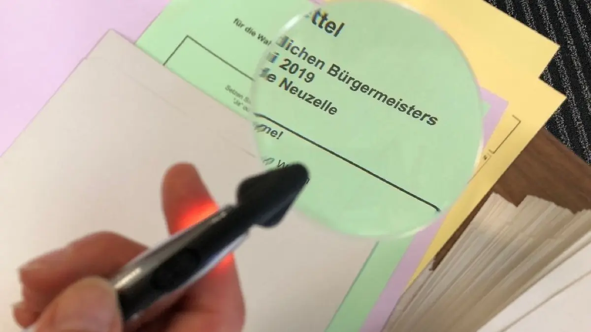 Guter Durchblick: Wähler in Neuzelle konnten sich beim Wahlvorstand eine Lupe mit Licht ausleihen, um die Kreuzchen auf den vier oder fünf Stimmzetteln zu machen.
Neuzelle 2019-05-26: Wahlen in Neuzelle mit lupe