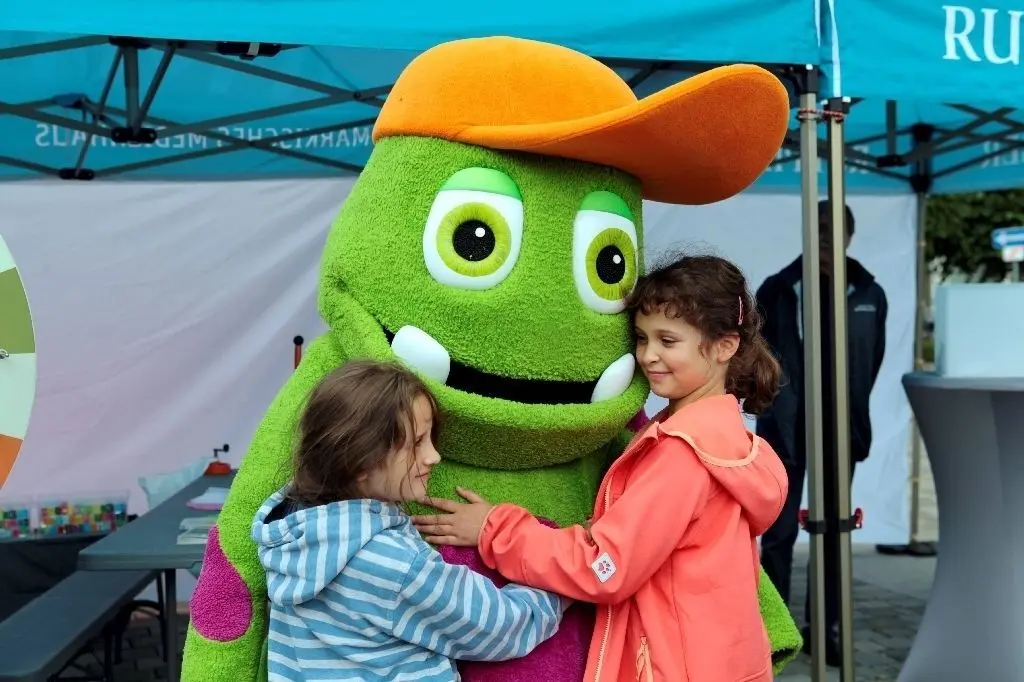 Unser Zeitungsmonster Kruschel kommt Sonntag von 11 bis 13 Uhr zum OGA-Stand vor die Stadtbibliothek. Kinder sind eingeladen.