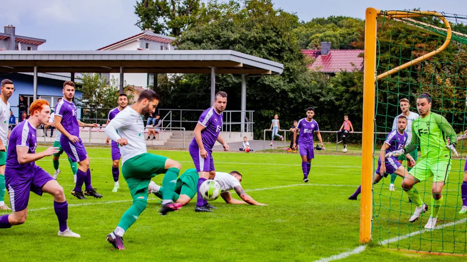 Das lange Warten: Der SV Altlüdersdorf (in Lila) hat die größte Hypothek in der Brandenburgliga. Das Team aus dem Landkreis Oberhavel hat erst zehn Saisonspiele absolviert. Der Gegner auf diesem Foto, Grün-Weiß Lübben, kann dagegen mit 13 Partien recht entspannt nach vorne schauen.