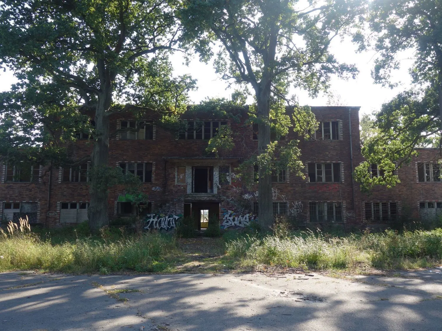 Ein Archivbild, der Tower auf dem Erlenbruchgelände in Schönwalde-Glien im Spätsommer 2020. Die Kinder finden, hier könnte obenauf ein View-Café mit Glaskuppel daraus werden.