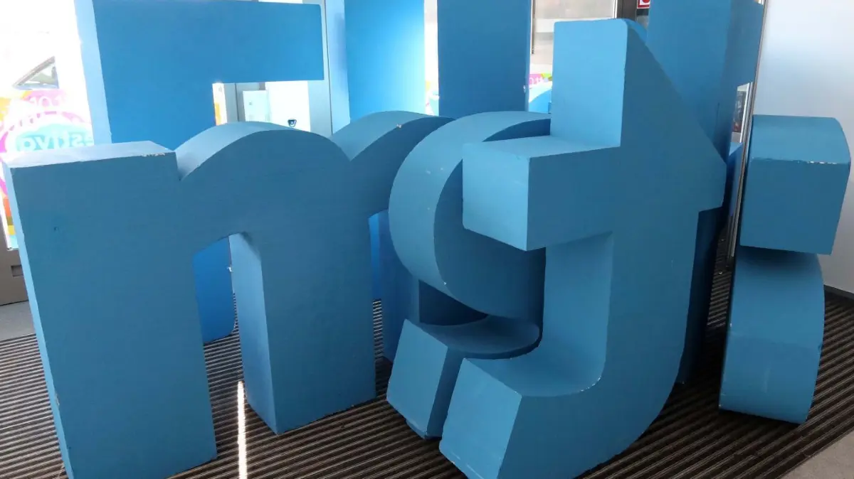 Das 29. Filmfestival Cottbus wirft seine Schatten voraus. Ab Dienstag fügt sich zusammen, was zusammengehört. Die blauen Buchstaben ergeben dann den Schriftzug „Filmfestival Cottbus“.
Das 29. Filmfestival Cottbus wirft seine Schatten voraus.
Ab Dienstag fügt sich zusammen, was zusammengehört. Die blauen Buchstaben ergeben dann den Schriftzug "Filmfestival Cottbus".