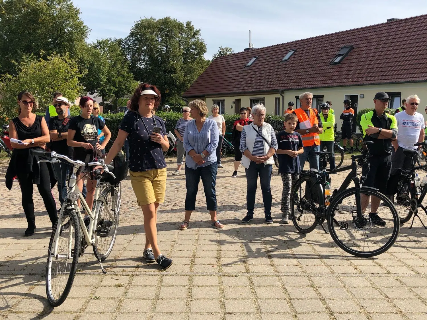 Sie wollen den öffentlichen Druck verstärken: Die Bürgerinitiative Radweg 21 demonstrierte mit einer Sternfahrt nach Wensickendorf. Dort unterschrieben die Ortsvorsteher von Kreuzbruch, Zehlendorf, Schmachtenhagen, Wensickendorf, Zühlsdorf und Mühlenbeck eine Petition an den Landtag.