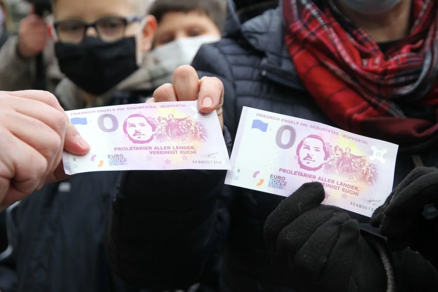 Feierlich: Passend zur Enthüllung der Friedrich-Engels-Geschichtspfad-Tafel an der Neuhardenberger Grundschule überreichte als Gag der Heimatvereinschef-Dietmar Zimmermann von den Philatelisten auch sogenannte O-Euro-Noten. Das eigentlich für den Tag geplante Sonderpostamt wird am 9. Juni 2021 nachgeholt.