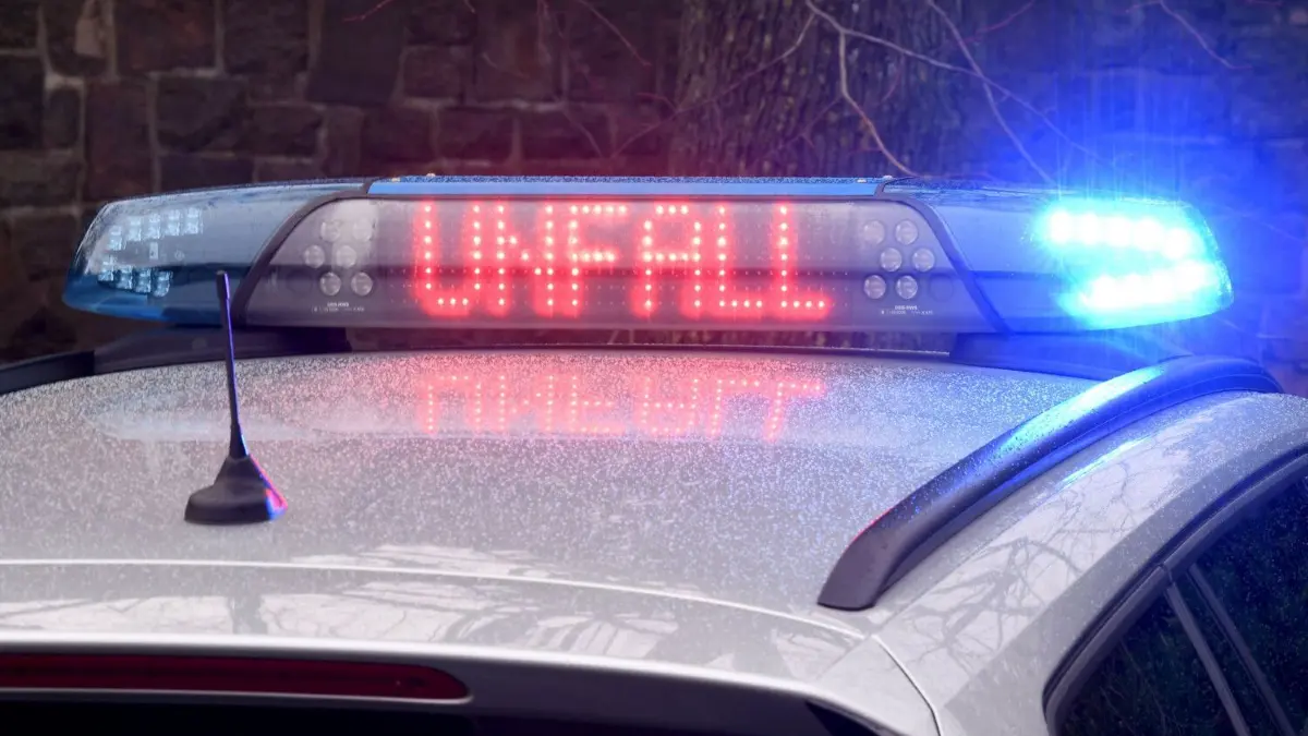 Auf der Autobahn A12 in Fahrtrichtung Polen hat sich ein Unfall ereignet. (Symbolfoto)
ARCHIV - 19.02.2020, Schleswig-Holstein, Kiel: Die Leuchtschrift «Unfall» ist auf dem Dach eines Streifenwagens der Polizei zu sehen. (zu dpa «Mehr Motorradunfälle in Schleswig-Holstein») Foto: Carsten Rehder/dpa +++ dpa-Bildfunk +++