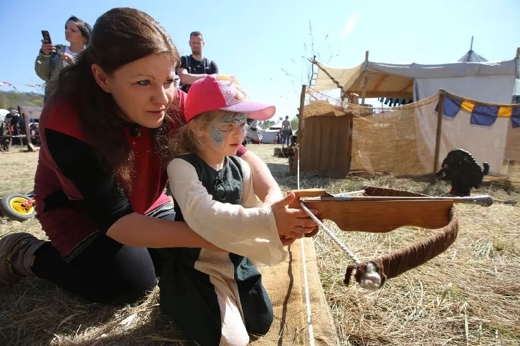 Auf Hasenjagd? Jenny Aßmann und Tochter Lou (3) aus Bernau üben sich im Armbrustschießen.