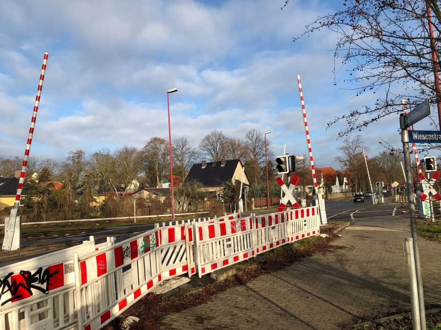 Wird ab 4. Januar gesperrt: der Bahnübergang Niederheidenstraße in Neuenhagen