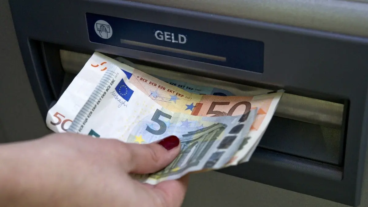 Die Angeklagte hatte ihrem Bekannten die EC-Karte gestohlen und dann mehrfach Geld von dessen Konto abgehoben. Foto: dpa/Andrea Warnecke
Zum Themendienst-Bericht vom 27. Januar 2015: Wer bei einer anderen Bank Geld am Automaten abheben möchte, muss mitunter tief in die Tasche greifen. (Archivbild vom 28.08.2013/Die Veröffentlichung ist für dpa-Themendienst-Bezieher honorarfrei.) Foto: Andrea Warnecke