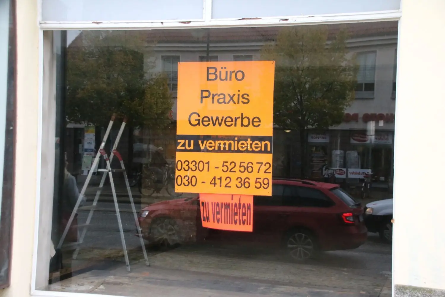 Der Parkplatz soll mehr Kunden in die Innenstadt locken. In der Bernauer Straße stehen bereits jetzt viele Läden leer. Zu sehen ist hier das Schaufenster des früheren Haushaltswarengeschäfts Otto Brückner.