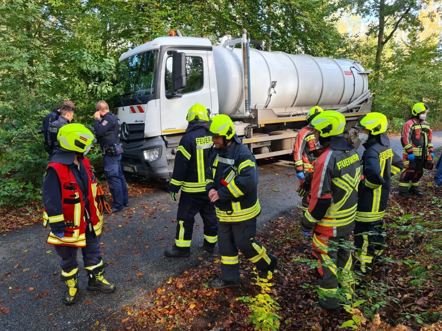 Der Güllelaster überrollt eine Fahrradfahrerin auf dem Radweg bei Schmachtenhagen. Die Frau wird schwer verletzt und mit einem Rettungshubschrauber ins Krankenhaus gebracht.Unfall Lastwagen Radler Fahrradfahrer