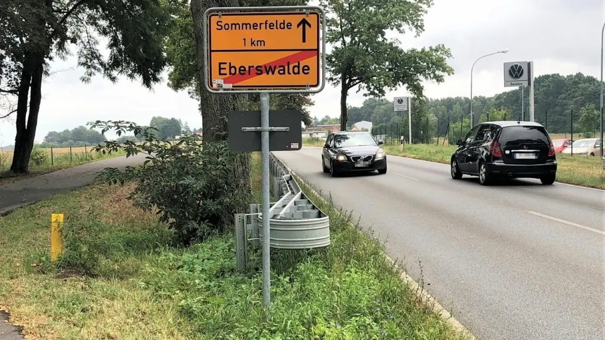 Blick auf die Bundesstraße 167: Am Ortsausgang von Eberswalde in Richtung Sommerfelde soll linkerhand auf einer noch für Ackerbau genutzten Fläche das Wohngebiet Sommerhöhe entstehen.
Blick auf die Bundesstraße 167 am Orsausgang von Eberswalde in Richtung Sommerfelde. Linkerhand soll auf einer noch für Ackerbau genutzten Fläche das Wohngebiet Sommerhöhe entstehen.
