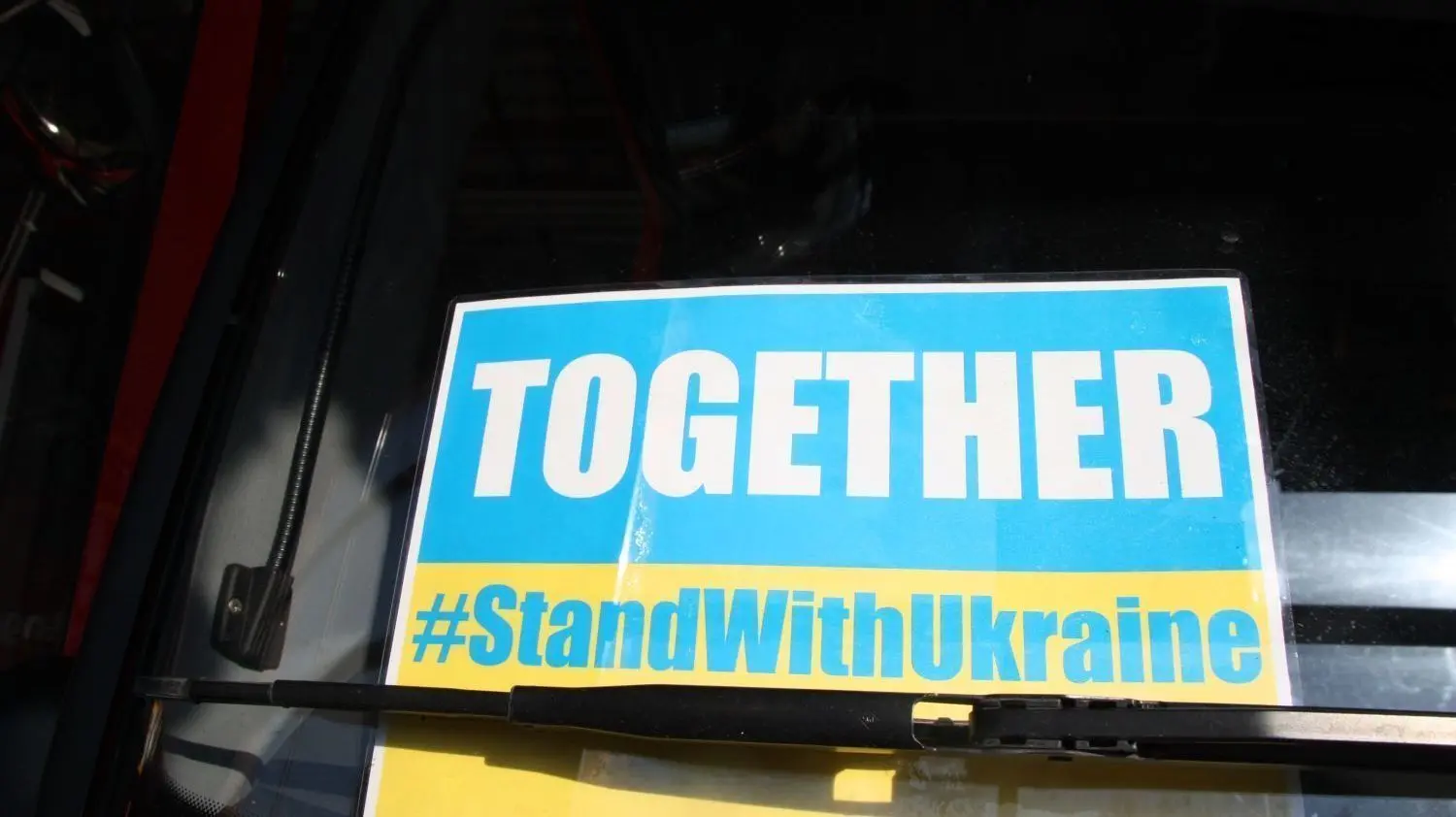 Zeichen der Solidarität mit der Ukraine: Das Schild fährt in jedem Fahrzeug der Angermünder Feuerwehr mit.