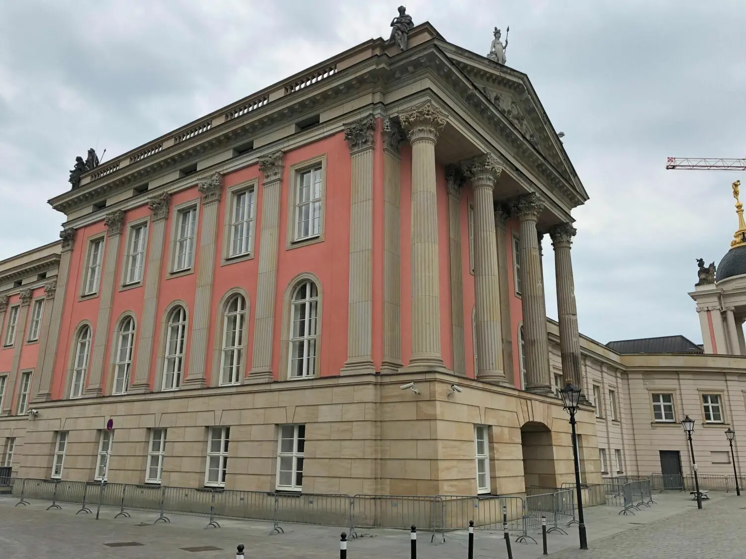 Weiträumig abgesperrt: Wie dieser Bereich sind die meisten Teile des Landtags mit solchen Absperrgittern versehen.