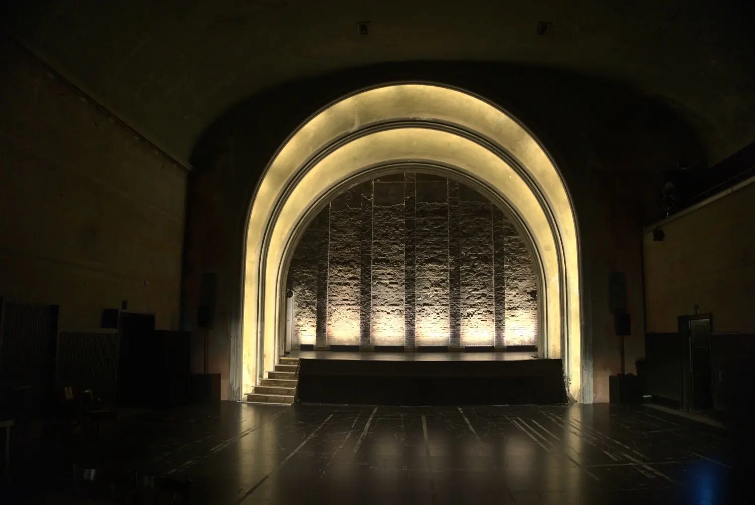 Das einstige Stummfilmkino Delphi in Berlin-Weißensee ist heute ein Kulturstätte. Der Saal – hier das muschelförmige, einer Grotte gleichende Tonnengewölbe – diente den Machern der Fernsehserie „Babylon Berlin“ als Drehort für das verruchte Etablissement „Moka Efti“. Das originale Kaffee- und Tanzhaus wurde 1943 bei einem alliierten Luftangriff auf Berlin zerstört.Arne Krasting: „Fassadengeflüster. Berliner Bauten der Weimarer Republik“, Verlag für Regional- und Zeitgeschichte, 2021, 264 Seite, 20 Euro